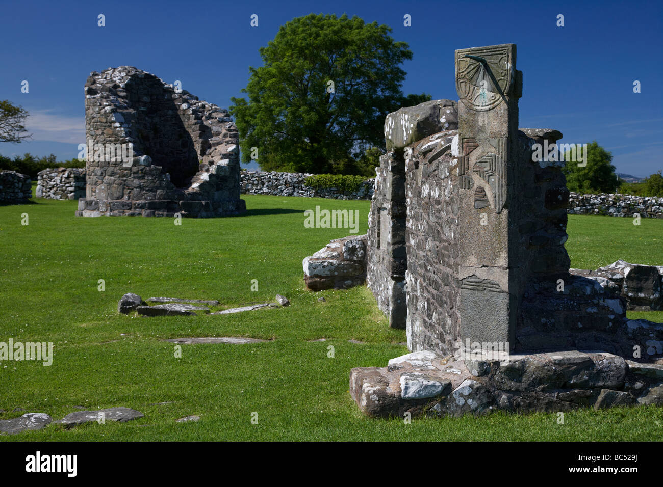 Rimane del VI secolo torre rotonda e meridiana ricostruita sul sito monastico di nendrum sull isola mahee Foto Stock