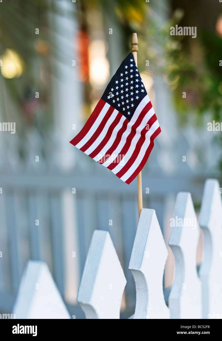 Bandiera americana su un Picket Fence Foto Stock
