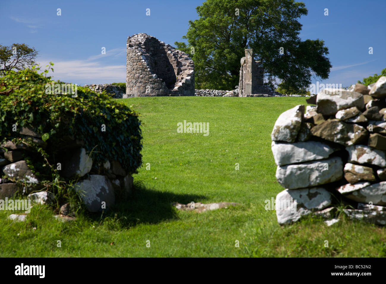 Spessore parete esterna intorno ai resti del VI secolo sito monastico di nendrum sull isola mahee contea di Down Irlanda del Nord Foto Stock