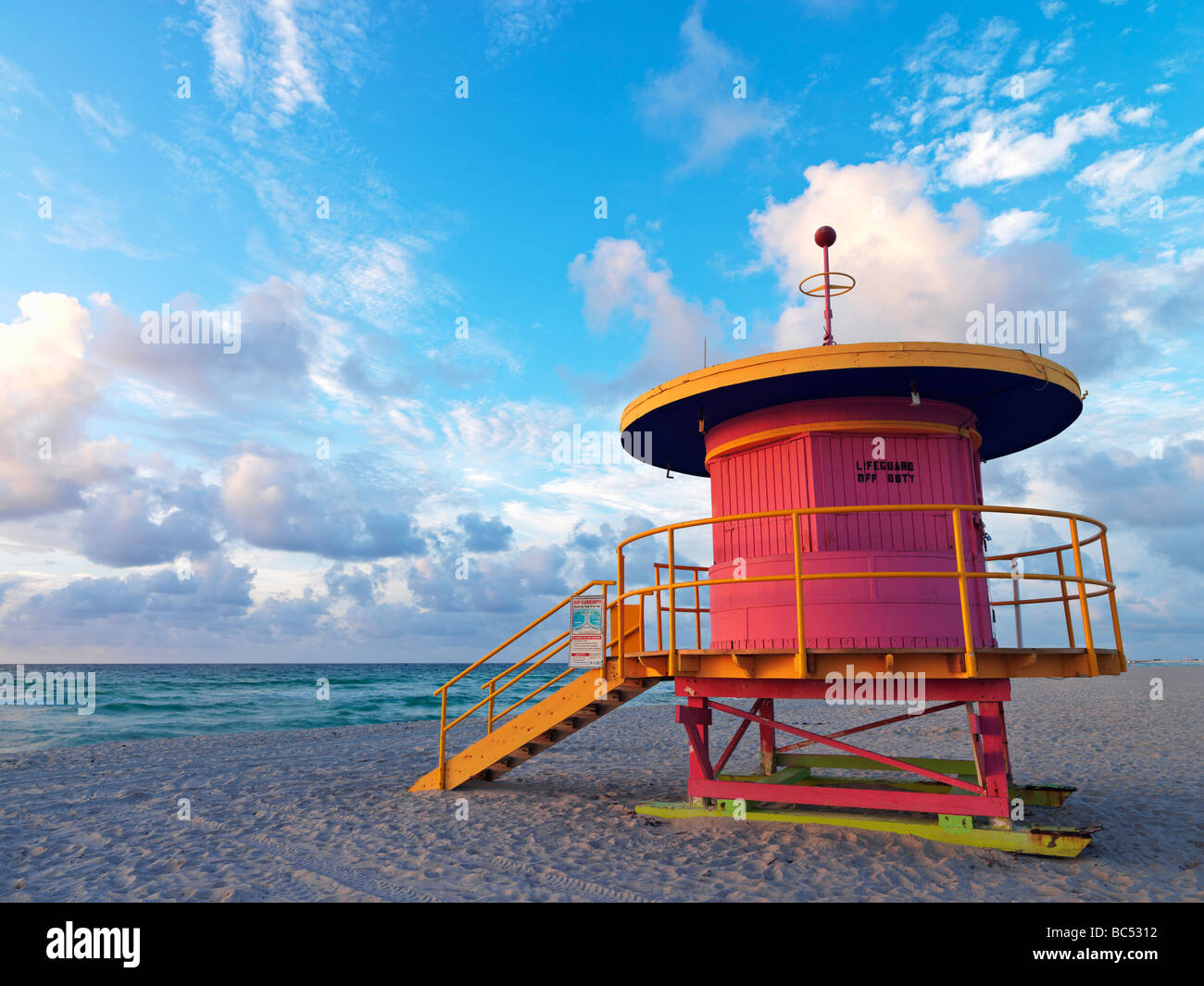 Di stile Art Deco stazione bagnino sulla spiaggia di South Beach Miami a sunrise Foto Stock
