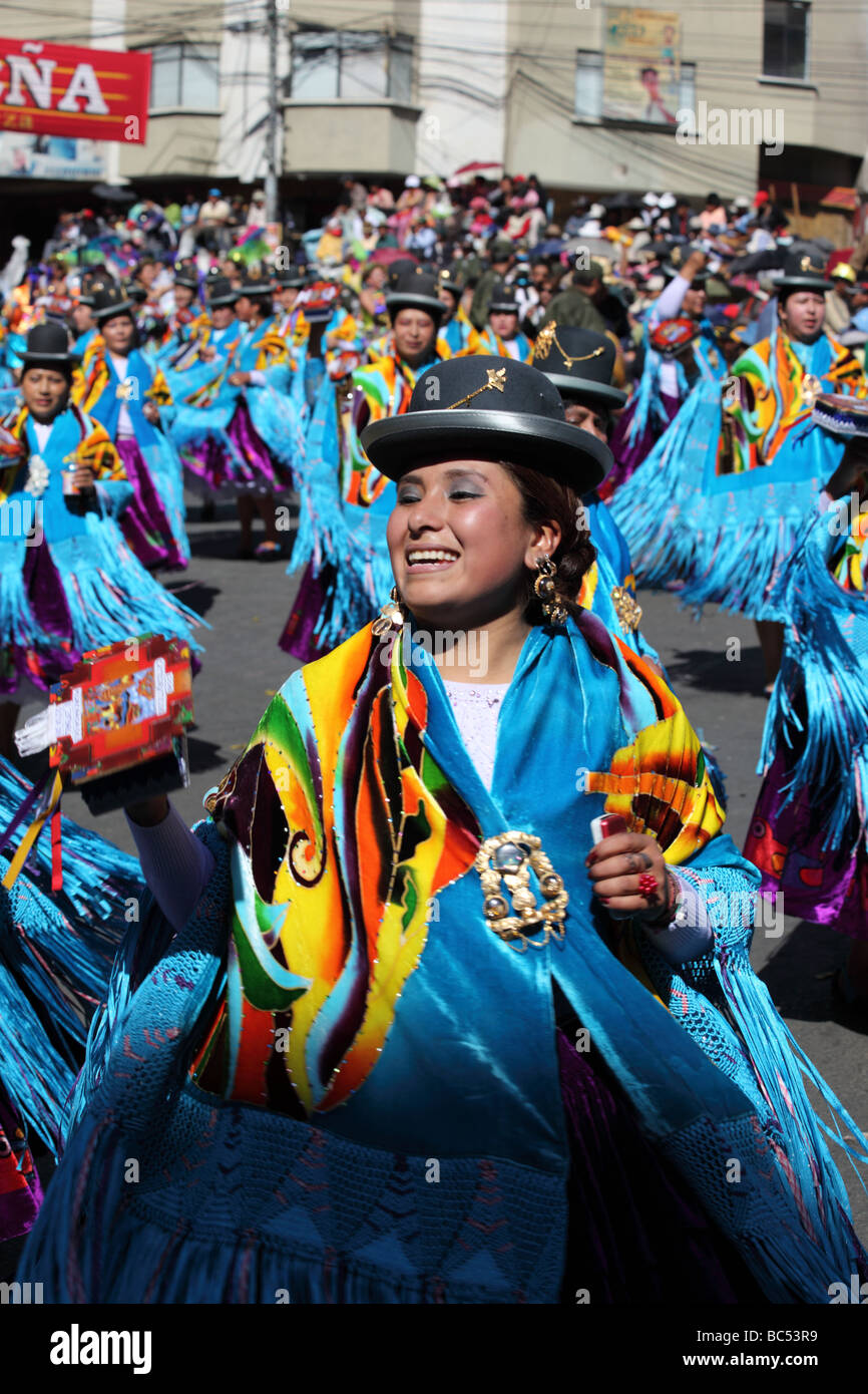 Cholitas indossa abiti tradizionali che ballano la morenada al Gran Poder Festival di la Paz, Bolivia Foto Stock