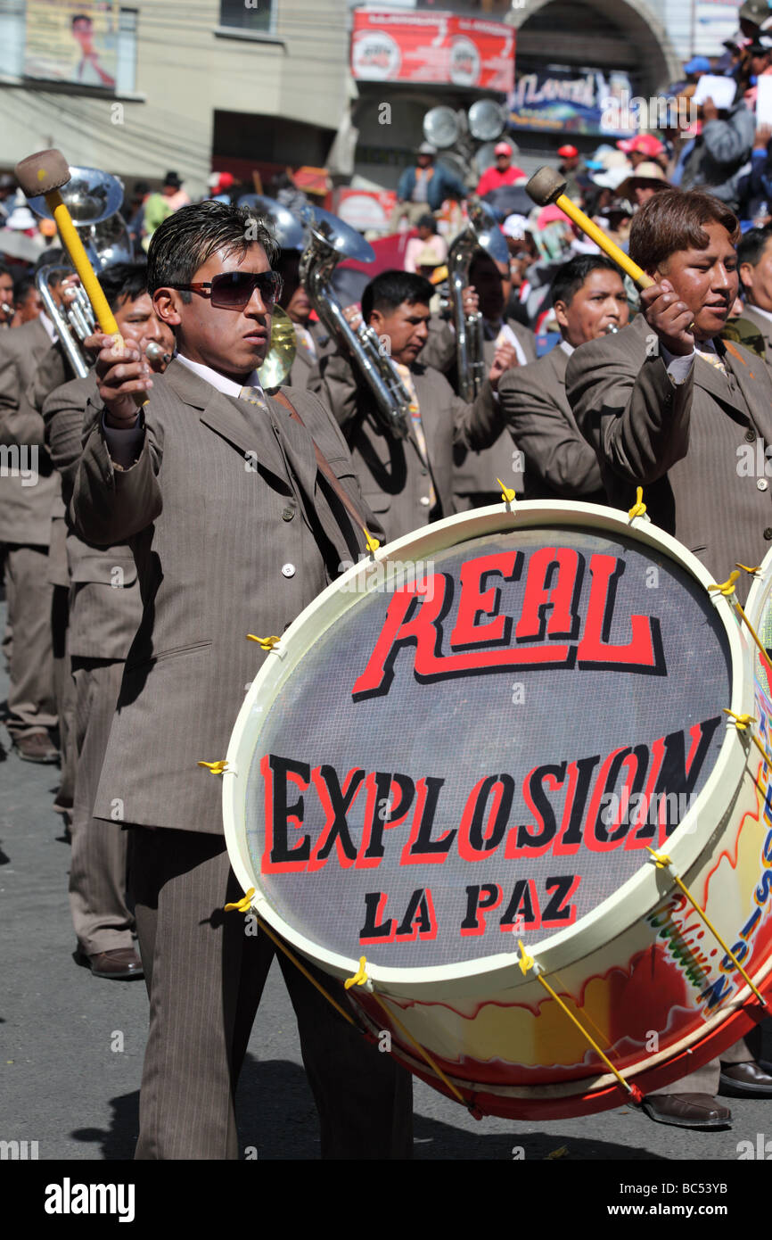 Esplosione reale fascia giocare a Gran Poder festival , La Paz , Bolivia Foto Stock