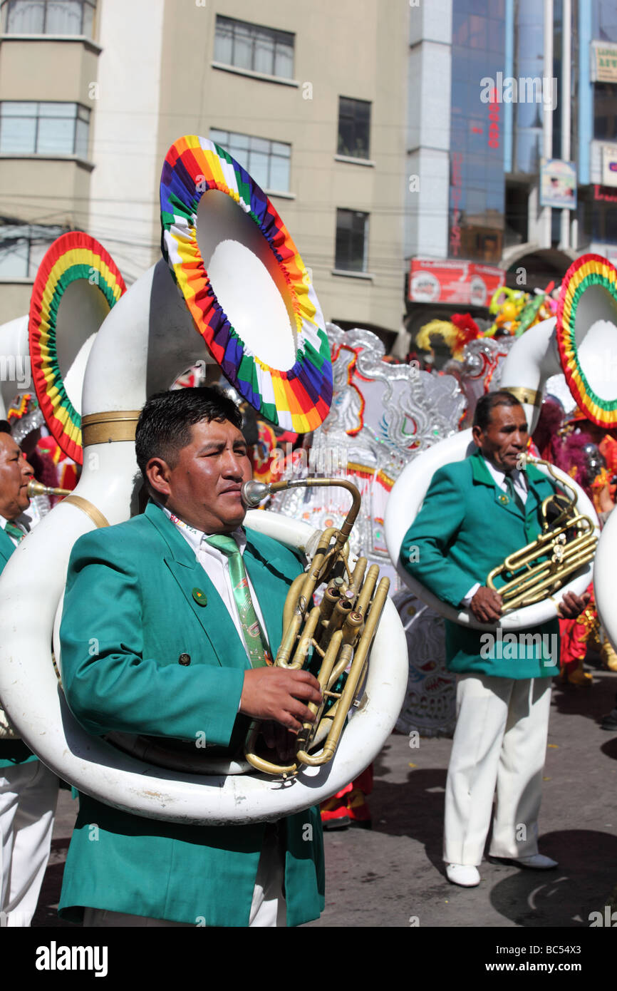 Sousaphone musicisti di suonare in banda di ottoni presso Gran Poder festival , La Paz , Bolivia Foto Stock