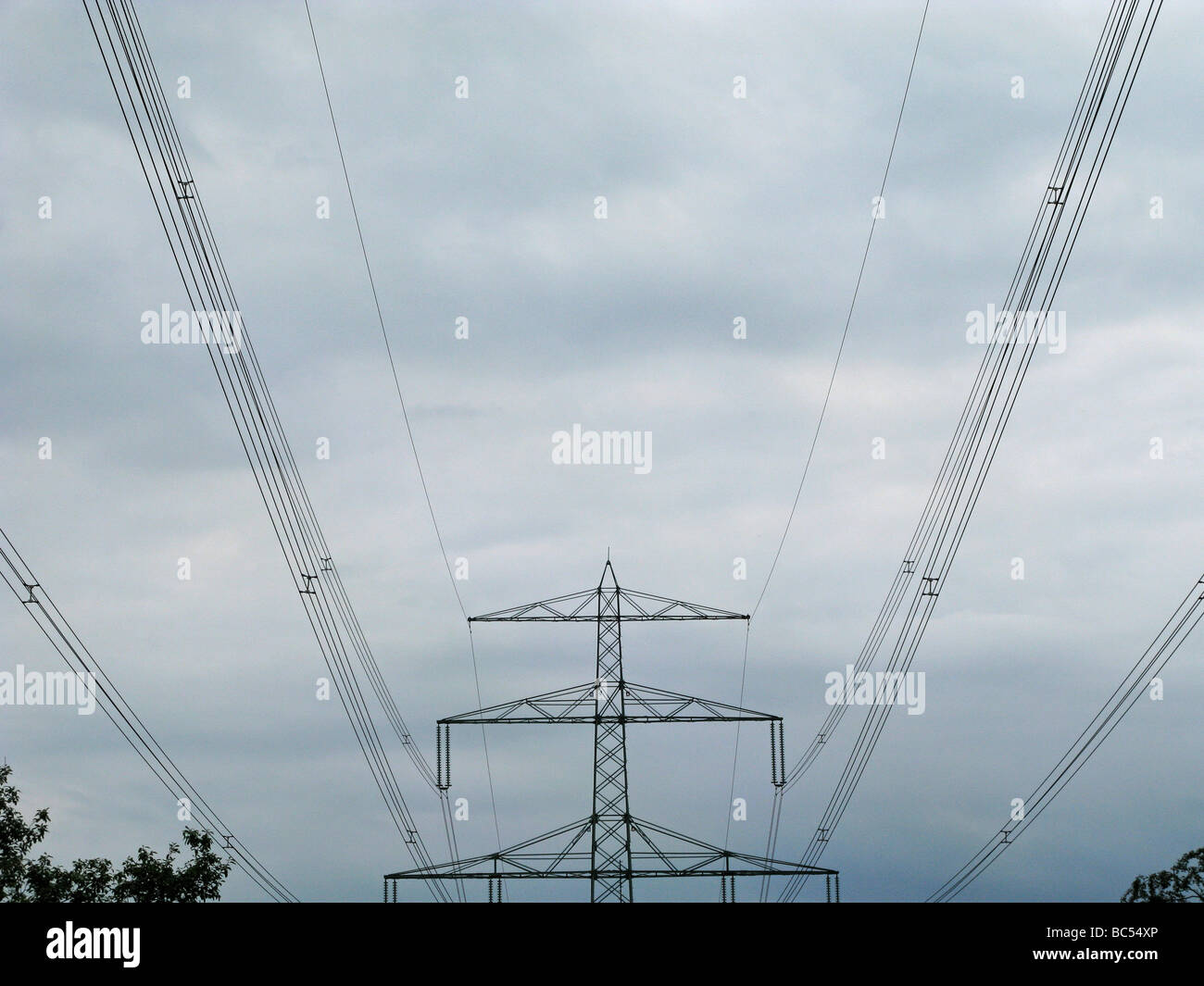 Aeree ad alta tensione i fili elettrici e del montante Foto Stock