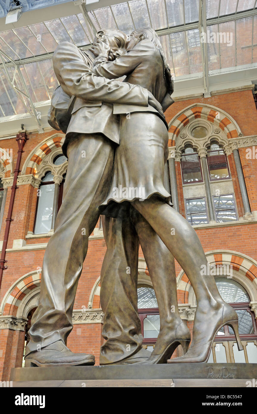 Il luogo di incontro statua alla Stazione di St Pancras Londra Inghilterra REGNO UNITO Foto Stock