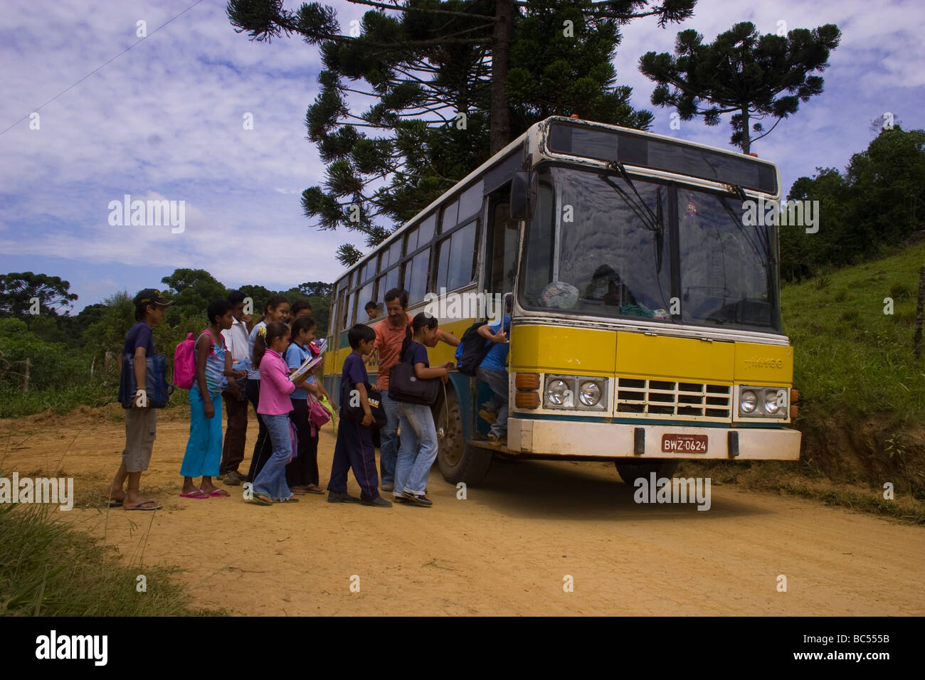 Scuola bus a lato del paese del Brasile. Questo bus di trasmissione per bambini Socavão, distretto os Castro in Paranà. Foto Stock