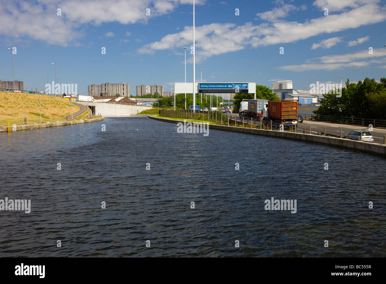 Guardando oltre il canale di Forth e Clyde all'autostrada M8 Foto Stock