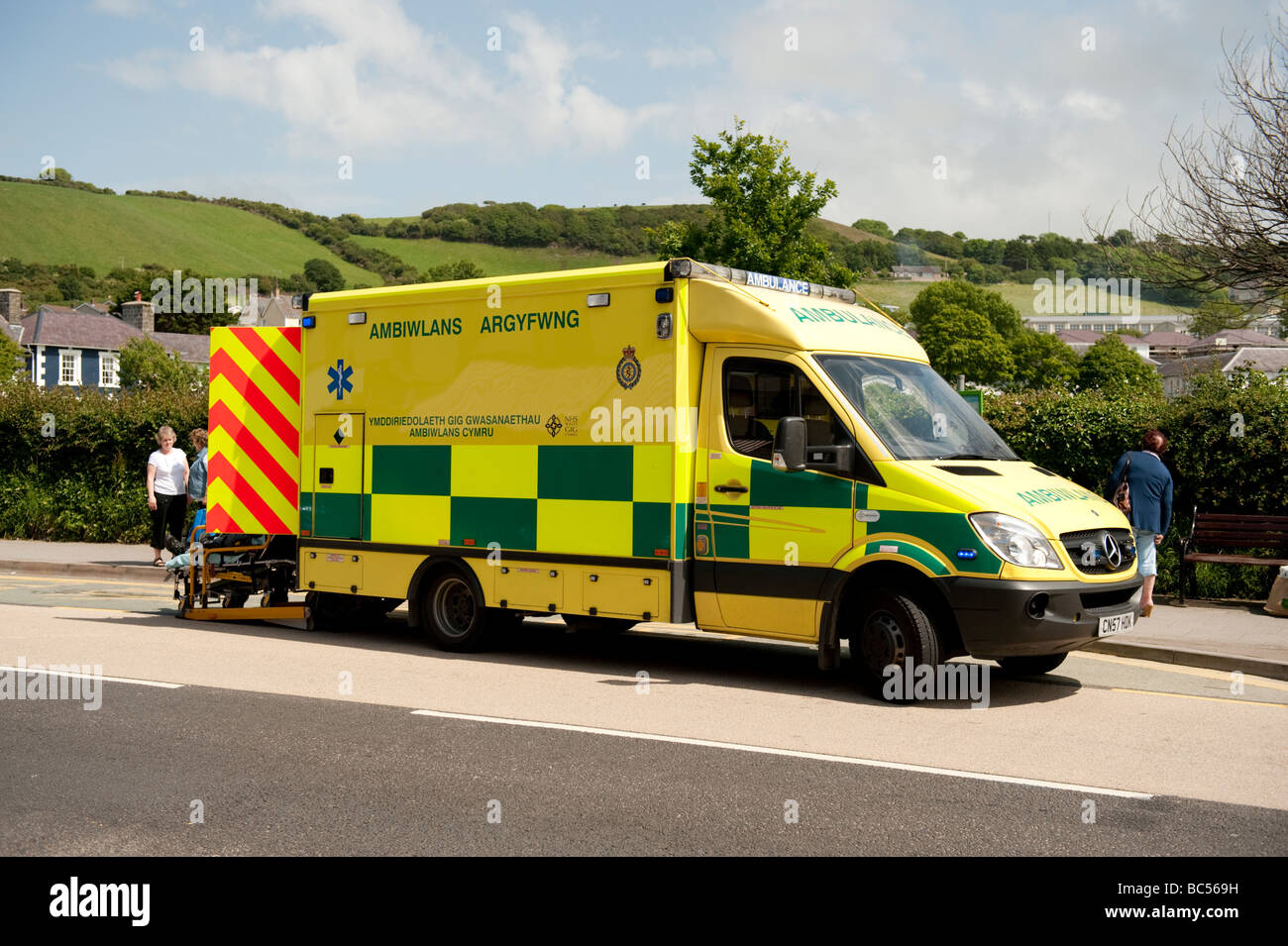 Il gallese servizio ambulanza veicolo Ceredigion Aberaeron Wales UK Foto Stock