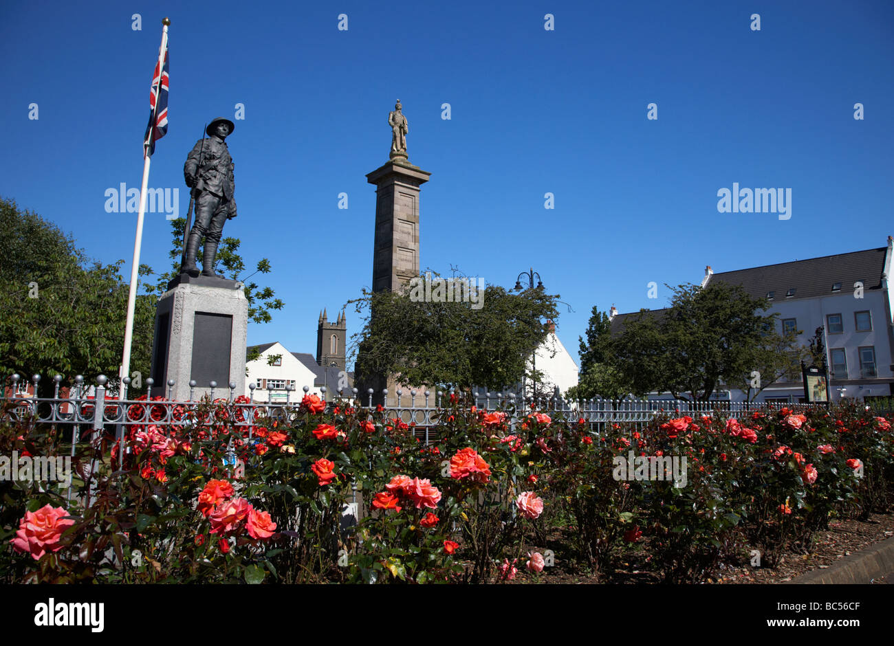 Memoriale di guerra e la colonna e la statua del maggiore generale rollo gillespie nella piazza dalla pettinatrice contea di Down Irlanda del Nord Regno Unito Foto Stock
