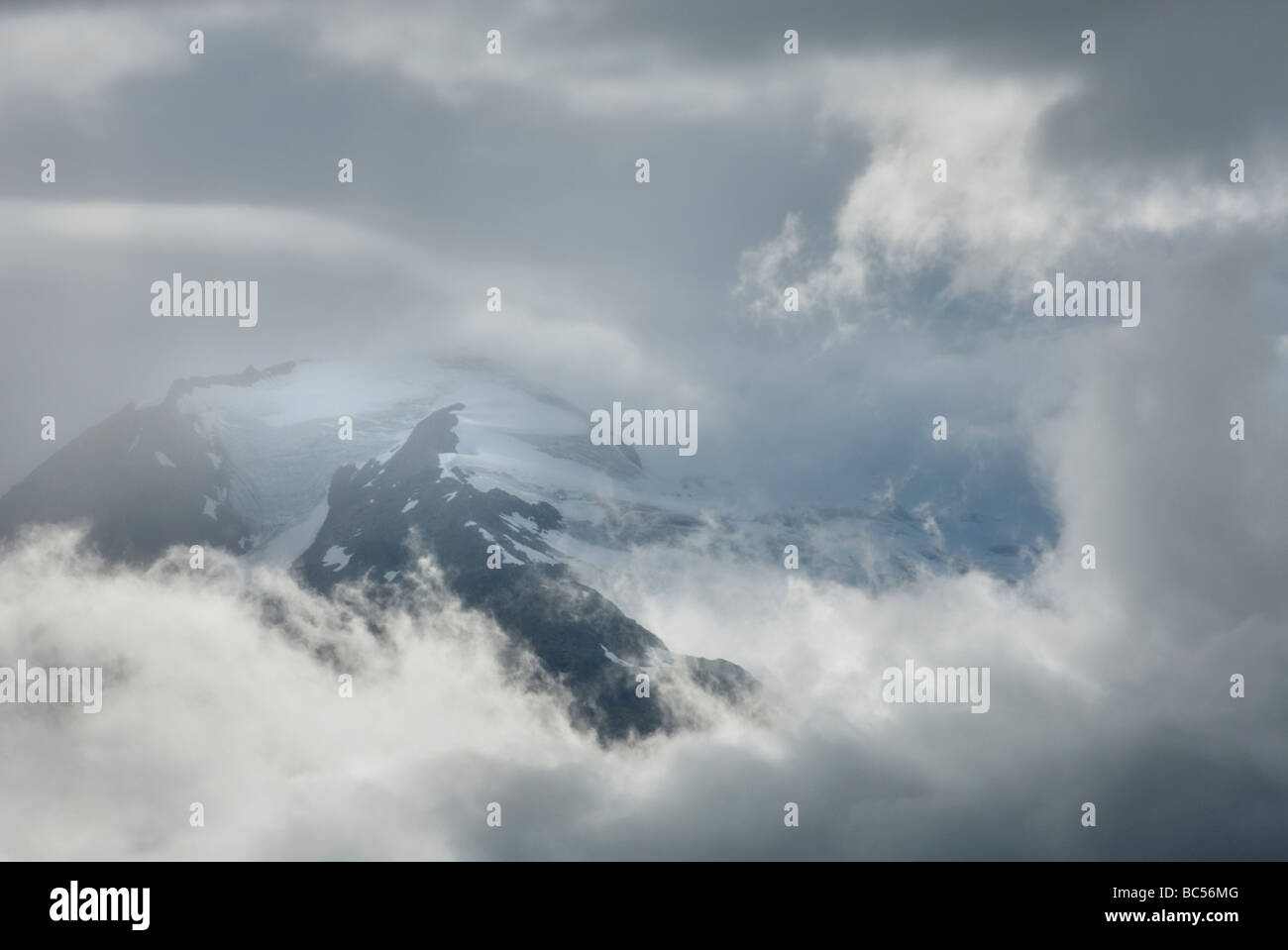 Picchi della gamma Chugach Alaska che appare attraverso nuvole di tempesta Foto Stock