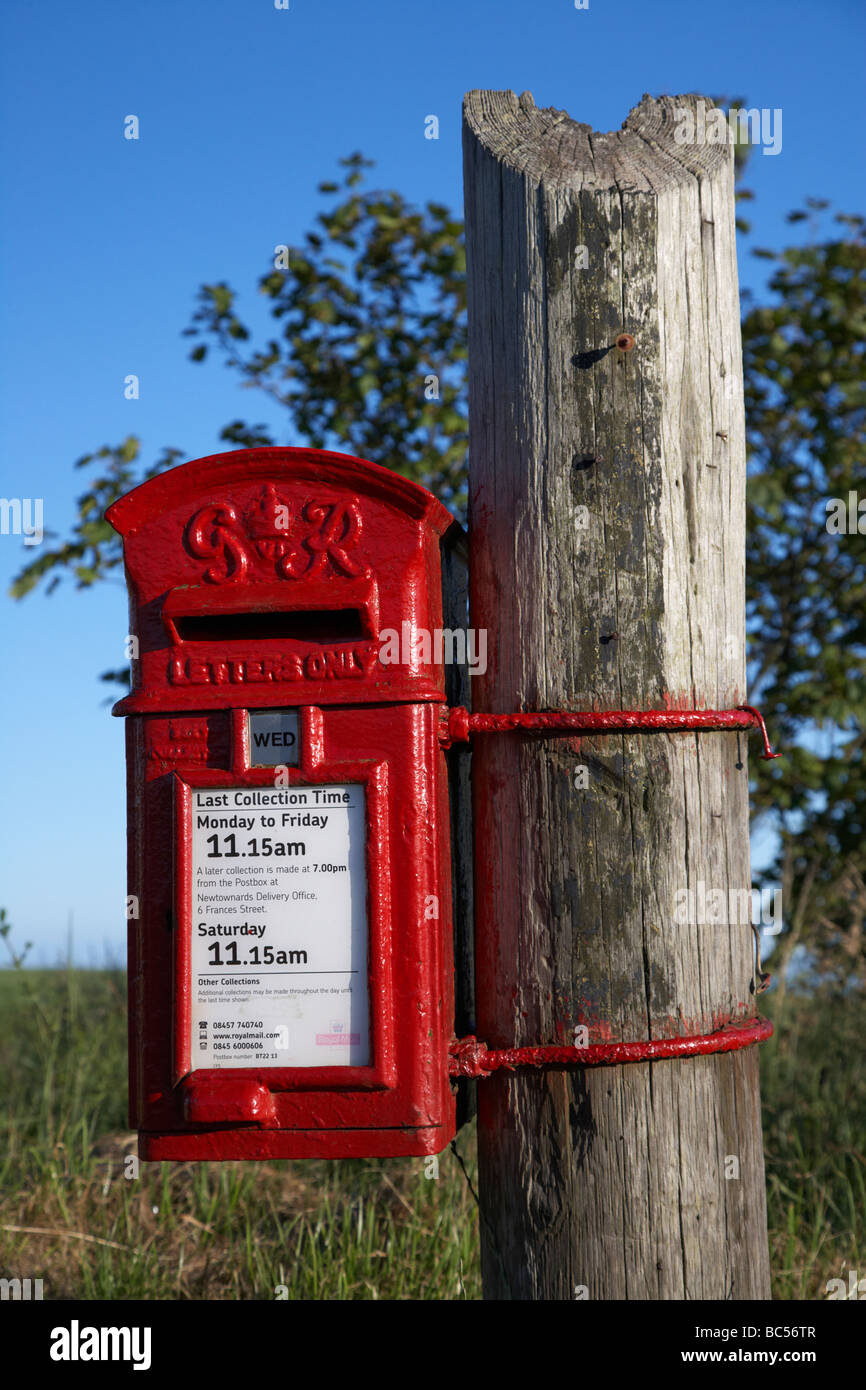 Appena dipinte di rosso GR post office mail collection lampbox postbox legato ad una parte di telegrafo polo nella contea di Down Irlanda del Nord Foto Stock