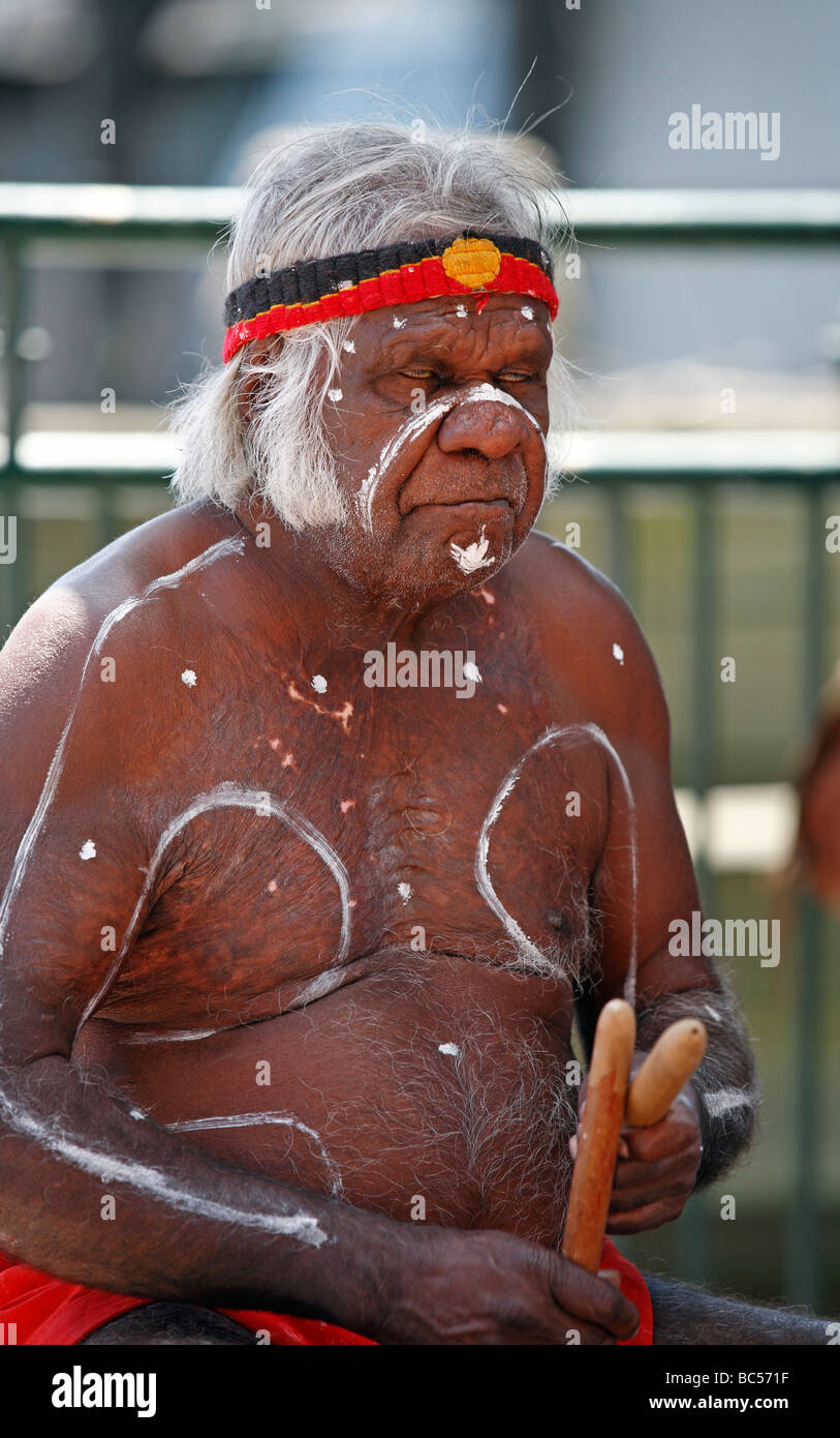 Lo zio Max Eulo, riproduzione di musica bastoni al Circular Quay di Sydney. Lo zio Max è un sangue intero aboriginal anziano della tribù Badgeti. Foto Stock