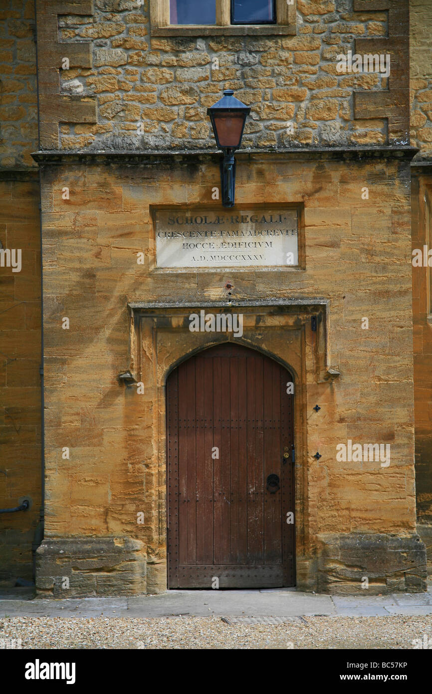 Porta in legno a Sherborne scuola pubblica con iscrizione latina sopra Foto Stock