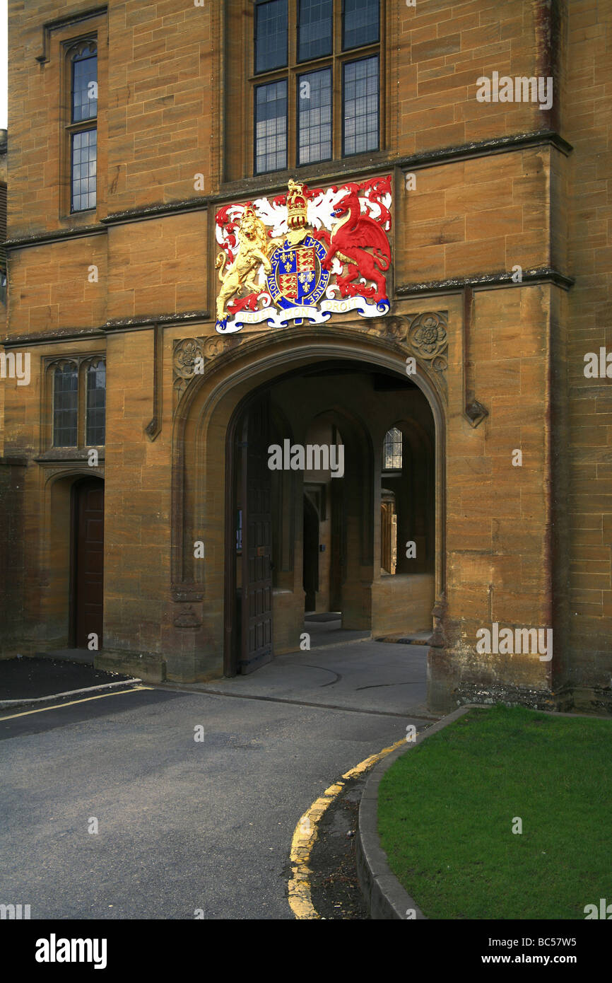 Stemma sopra l'ingresso principale a Sherborne Public School, Sherborne, Dorset, England, Regno Unito Foto Stock