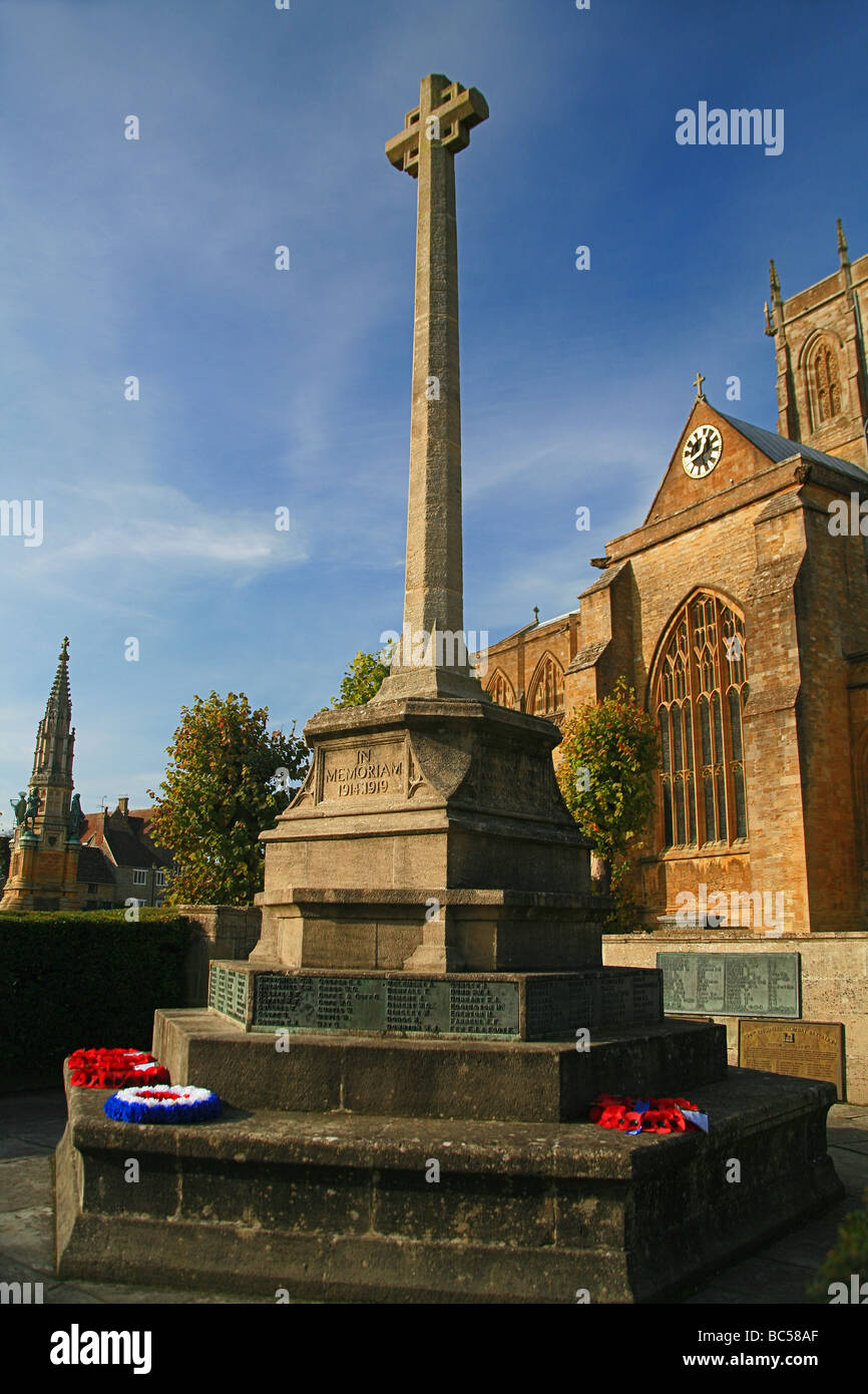 Memoriale di guerra al di fuori Sherbone Abbey, Dorset, England, Regno Unito Foto Stock