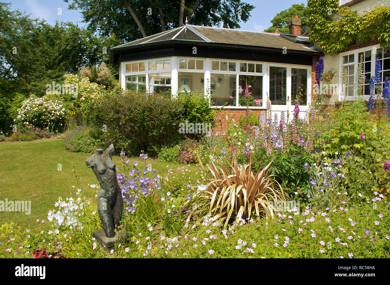 Bellissimo giardino estivo e il conservatorio Norfolk Inghilterra Foto Stock