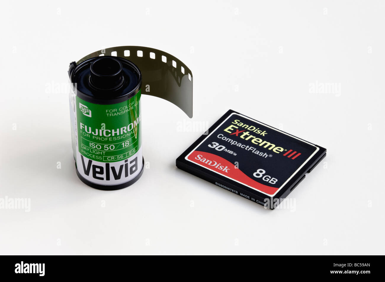 Rotolo di 35mm Fujichrome Velvia Film e Sandisk 8 Gigabyte Scheda Compact Flash Foto Stock