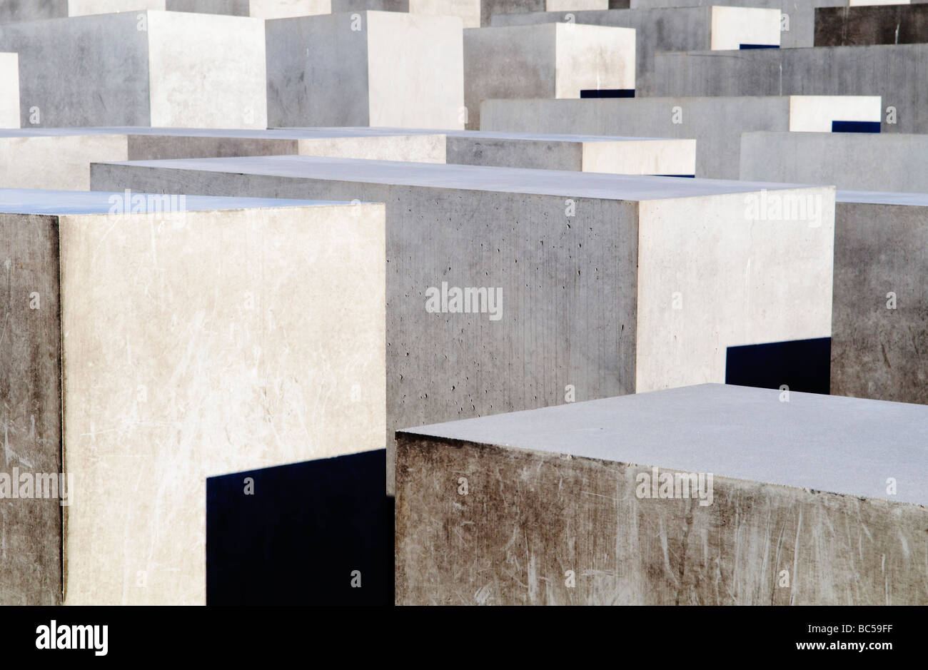 Il memoriale dell'Olocausto (Holocaust-Mahnmal) di Berlino. Il monumento agli ebrei assassinati d'Europa (tedesco: Denkmal für die ermordeten Juden Europas), noto anche come il Memoriale dell'Olocausto (tedesco: Holocaust-Mahnmal), è un memoriale di Berlino per la Ebrei vittime della Shoah, progettato dall'architetto Peter Eisenman e ingegnere Buro Happold. Esso consiste di un 19,000 metri (4.7 acri) sito coperta con 2,711 lastre in calcestruzzo o 'stelae', disposte in un modello a griglia su un campo in pendenza. La stele sono 2,38 m (7,8'), lunga 0.95m (3' 1.5') ampia e varia in altezza da 0,2 m a 4,8 m (8' a 15'9'). Accor Foto Stock
