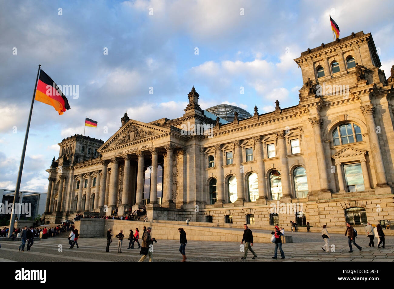 BERLINO, Germania: Lo storico edificio del Reichstag risplende al sole del tardo pomeriggio. La sua facciata neorinascimentale e la moderna cupola di vetro sono simbolo della democrazia tedesca, mescolando la grandezza storica con la trasparenza contemporanea. Foto Stock