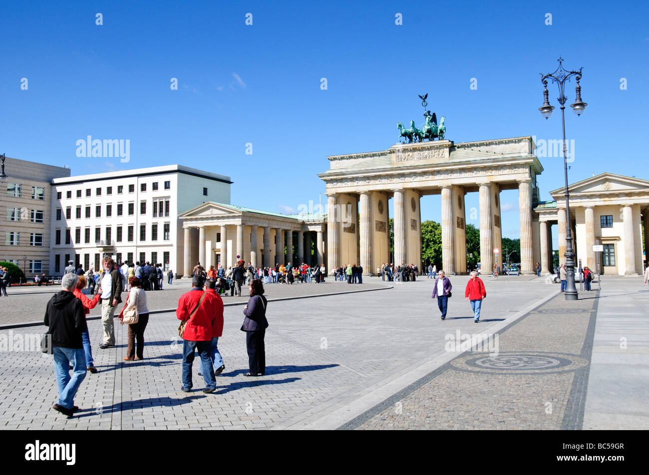 Porta di Brandeburgo lato Pariser Platz Berlino // turisti alla porta di Brandeburgo a Berlino sul lato Pariser Platz in una giornata limpida. Foto Stock