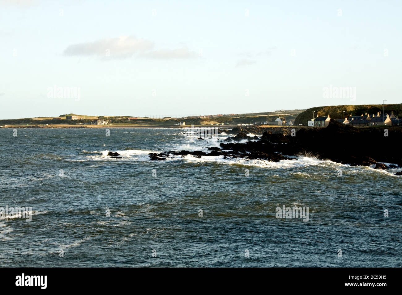 Onda rocciosa spiaggia lavata sul Moray Firth in un giorno chiaro nelle vicinanze del Buckie, Scozia Foto Stock