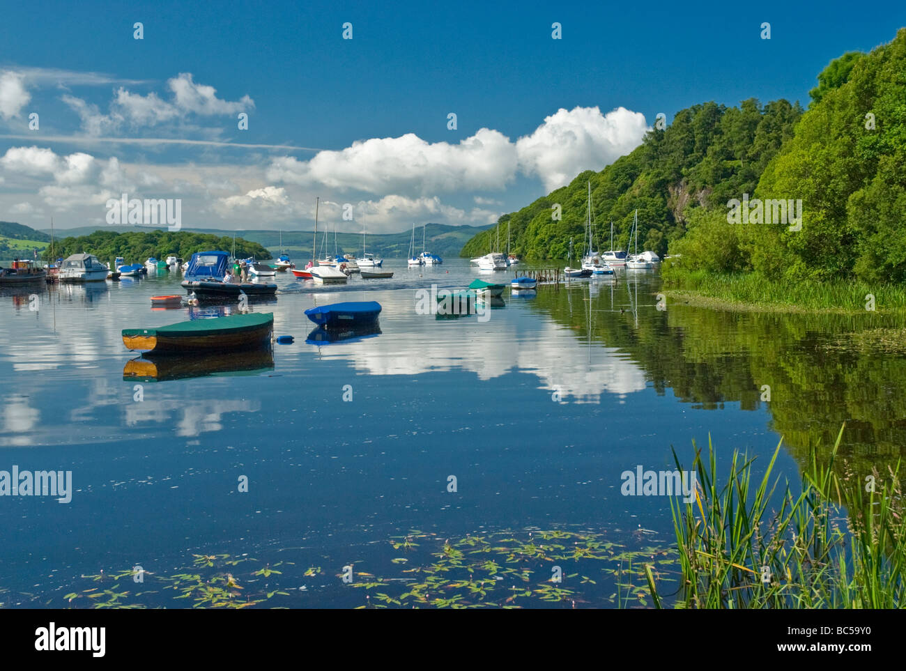 Barche sul Loch Lomond a Balmaha distretto di Stirling Scozia Scotland Foto Stock