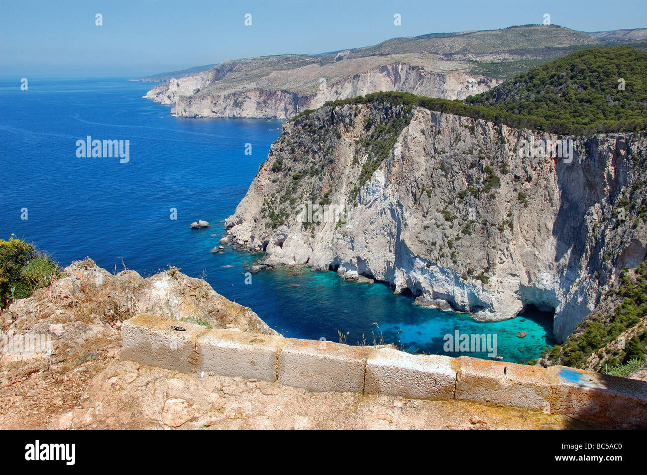 I rilievi al di là di Keri villaggio nel mare protetto parco di Laganas nell'isola di Zante, Grecia. Foto Stock