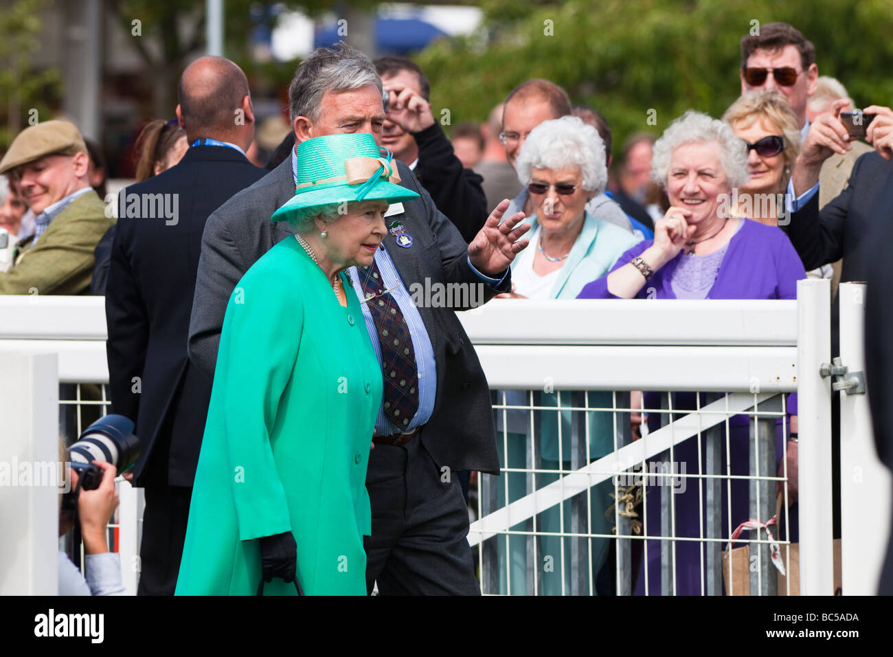 Sua Altezza Reale la regina Elisabetta officiating al Royal Highland Show di Edimburgo in Scozia Foto Stock