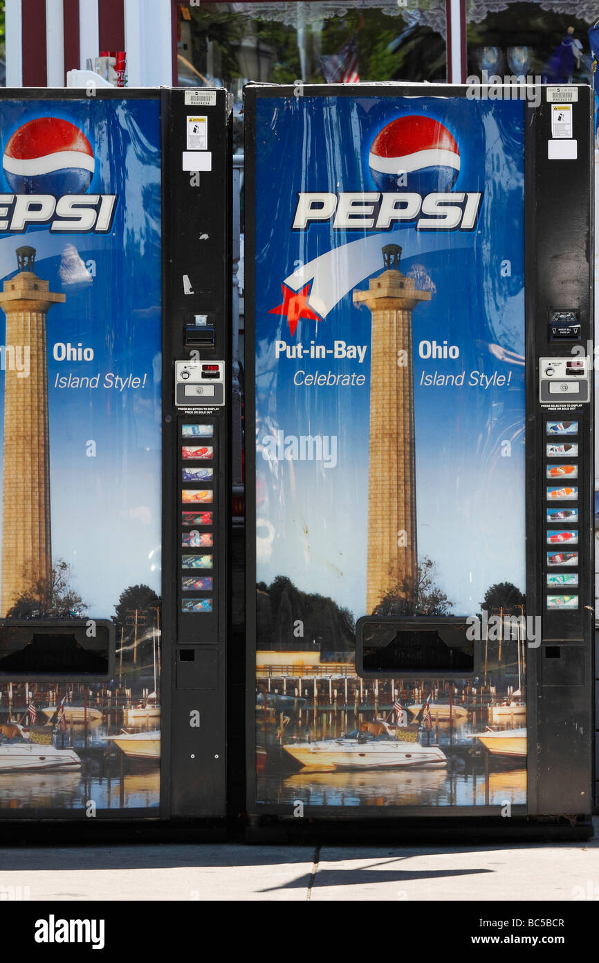 Due distributori automatici di bibite analcoliche Pepsi Cola all'aperto isola di vendita Put in Bay in Ohio Stati Uniti primo piano nessuno foto verticale ad alta risoluzione Foto Stock