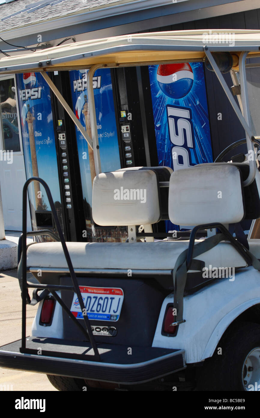 I distributori automatici di bibite analcoliche Pepsi Cola all'aperto hanno messo a Bay in Ohio Stati Uniti primo piano nessuno foto verticale ad alta risoluzione Foto Stock