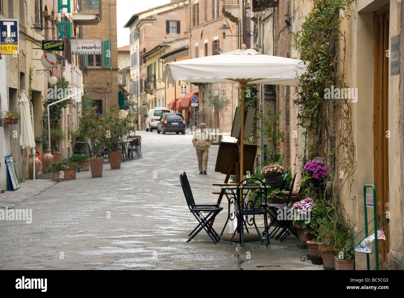 Strada principale di Buonconvento, provincia di Siena, Italia Foto Stock