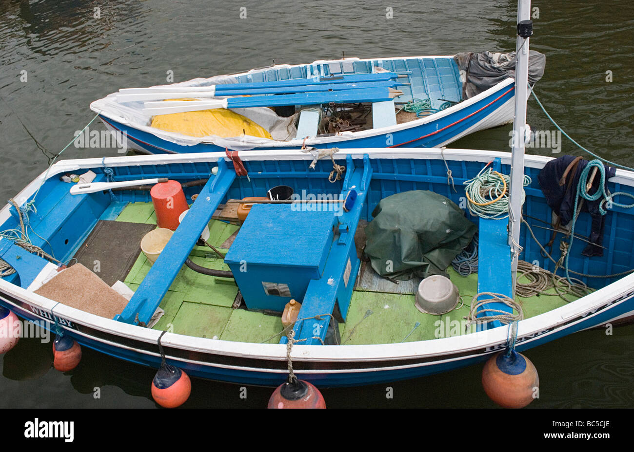 2 piccole barche nel porto di Whitby ( North Yorkshire , Inghilterra ) Foto Stock