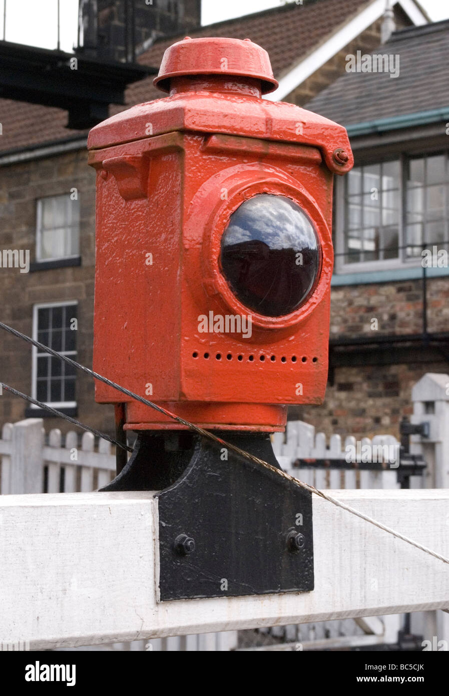 Vecchio rosso incrocio ferroviario lampada Foto Stock