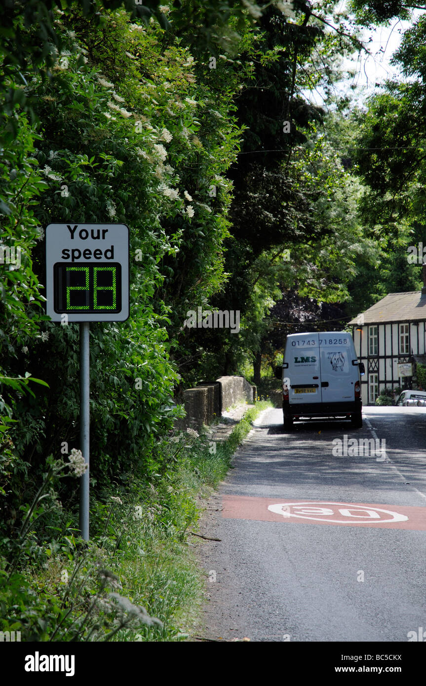 Strada indicatore di velocità impostata in un 30mph limitare per i driver di lettura 28mph per l'automobilista passante Foto Stock