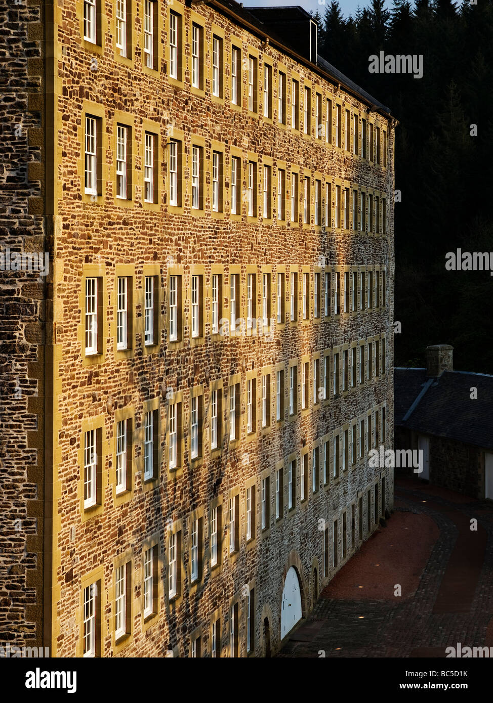 New Lanark World Heritage Site sul fiume Clyde. Un edificio del xviii secolo cotonificio ora restaurato come hotel e centro visitatori Foto Stock
