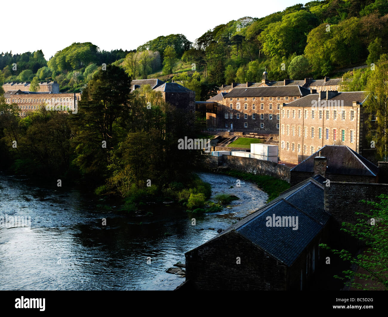 New Lanark World Heritage Site sul fiume Clyde. Un edificio del xviii secolo cotonificio ora restaurato come hotel e centro visitatori Foto Stock