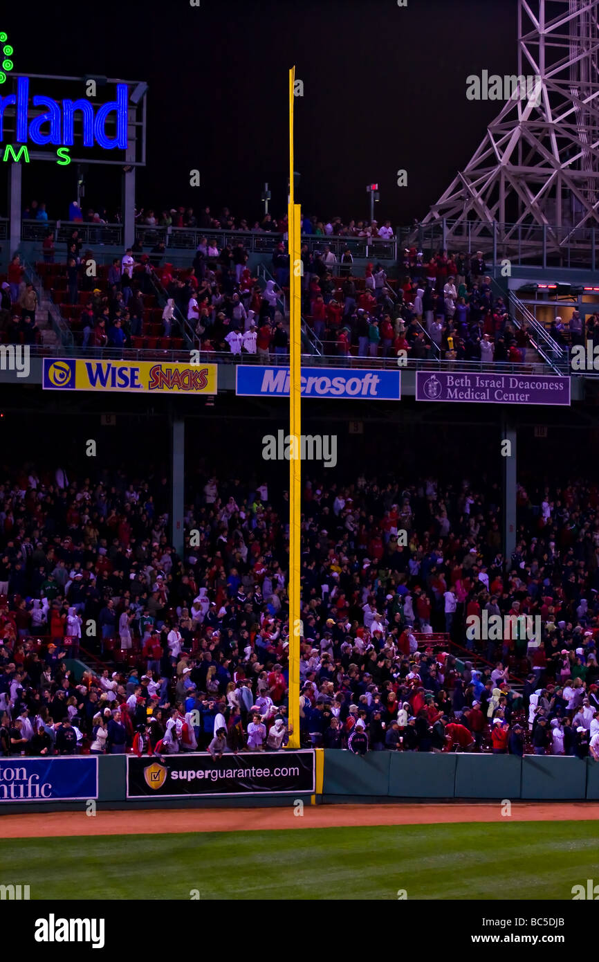 Boston Massachusetts. Il Fenway Park di notte. Campo destro fallo pole soprannominato il pesky pole dopo i Red Sox player Johnny pesky. Foto Stock