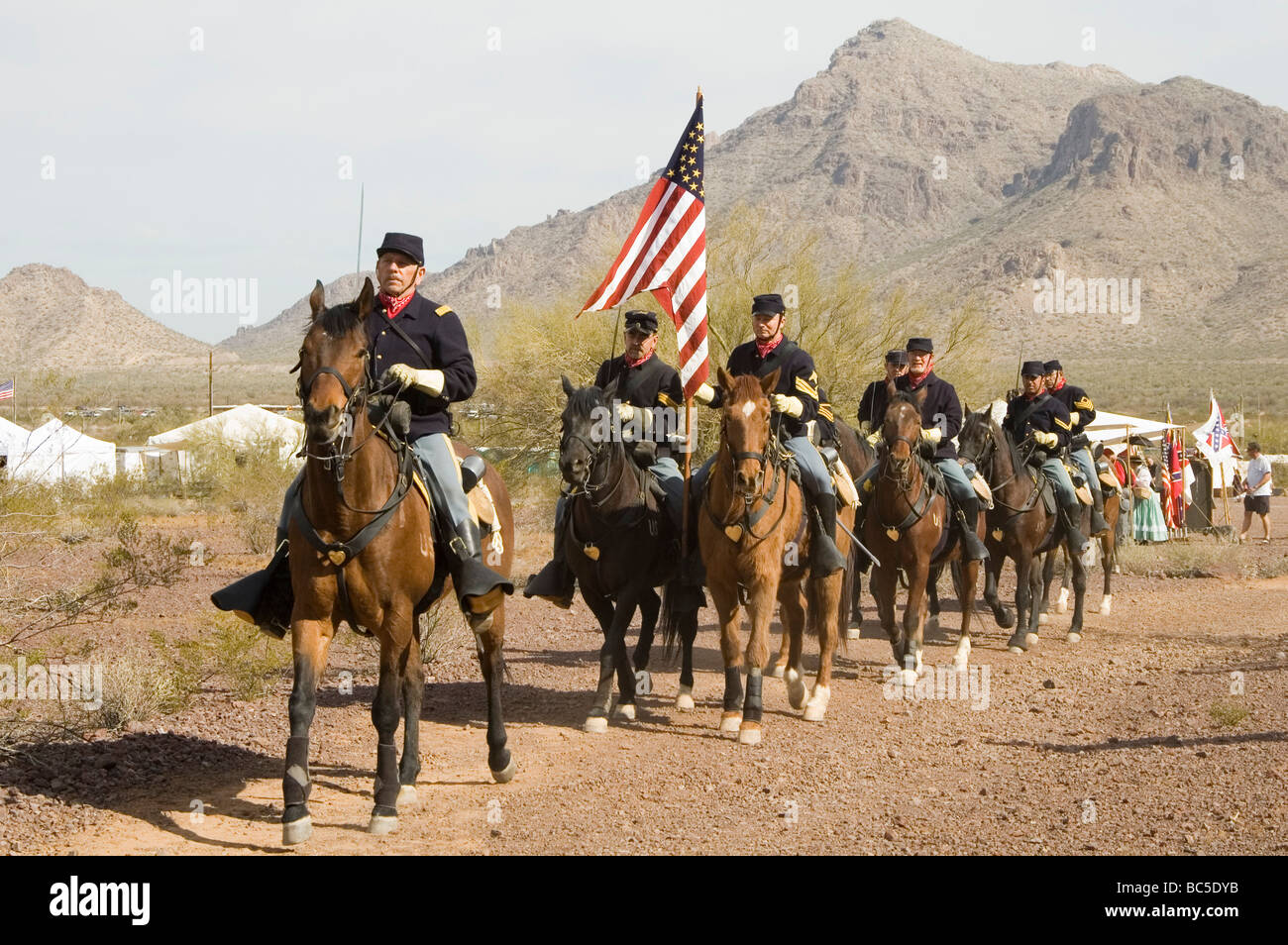 Le truppe di cavalleria sul modo per il campo di battaglia durante una guerra civile rievocazione storica a picco Picacho stato parco Arizona Marzo 2007 Foto Stock
