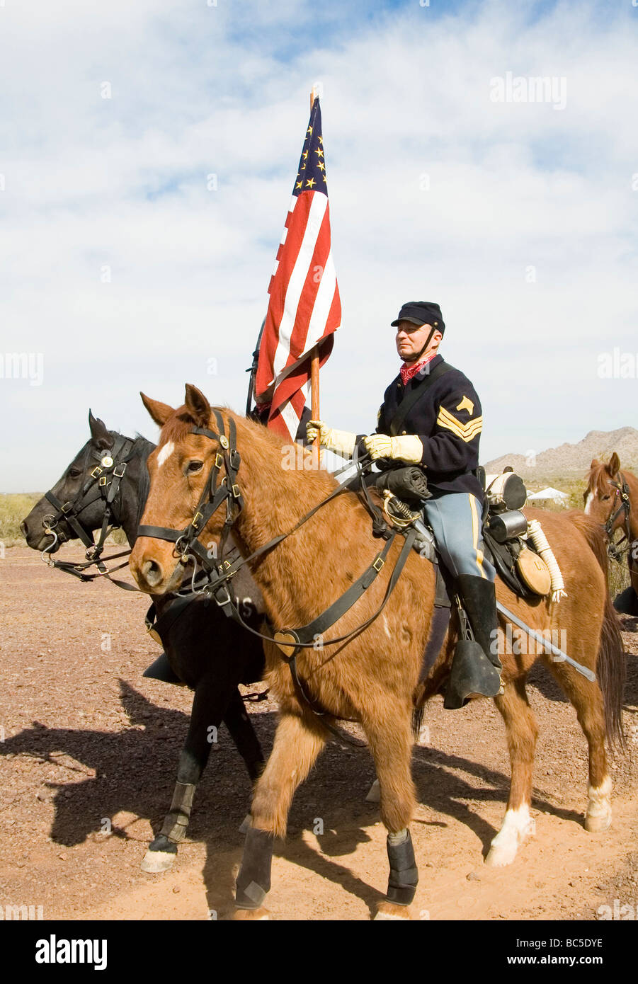Le truppe di cavalleria sul loro modo al campo di battaglia durante una guerra civile rievocazione storica a picco Picacho stato parco Arizona Marzo 2007 Foto Stock