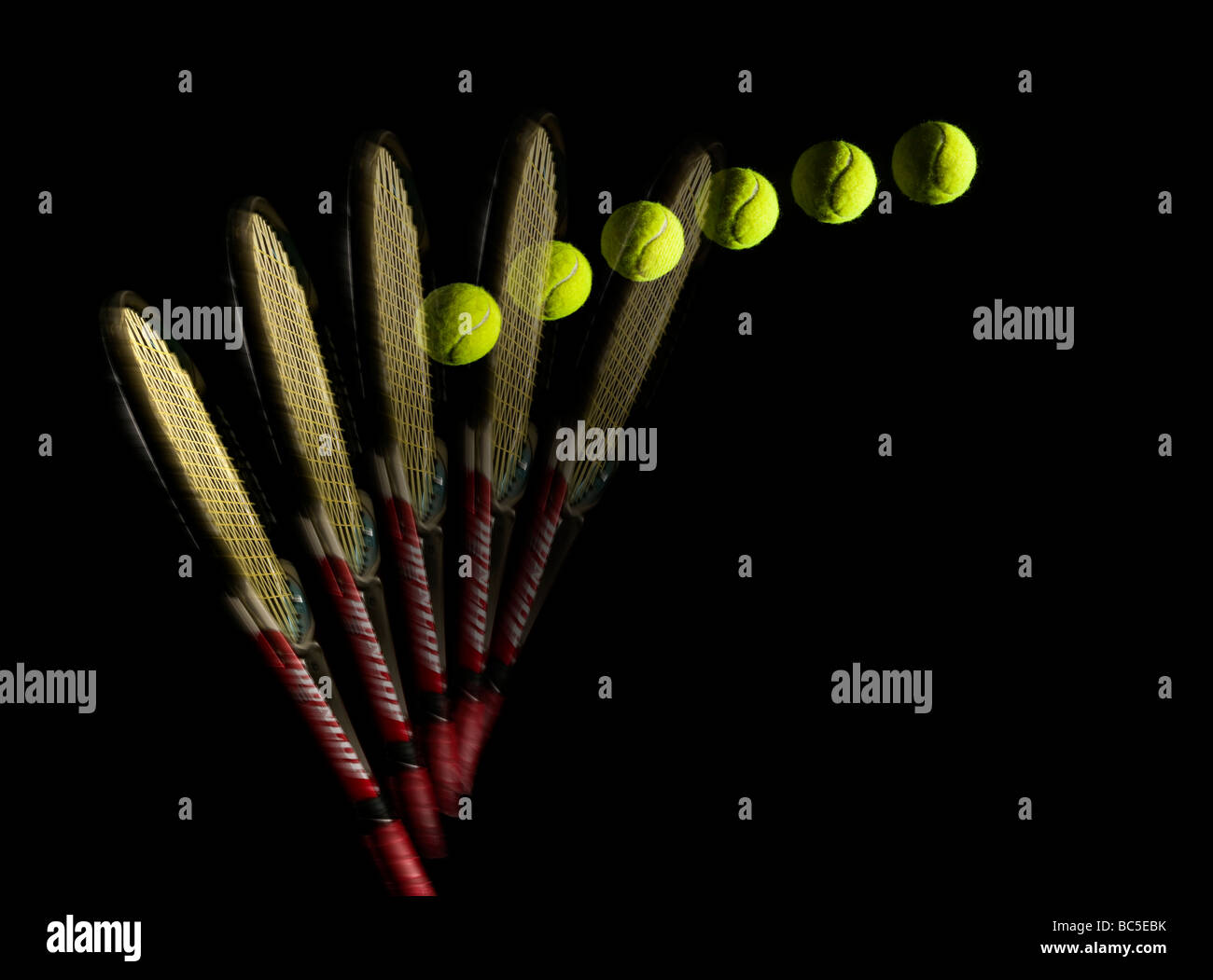 Esposizione multipla racchetta da tennis e la palla con la sfocatura Foto Stock