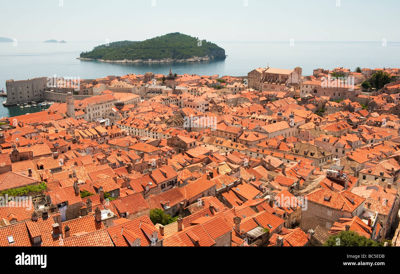 Vista sulle mura della città di Dubrovnik, Croazia, preso dalla torre Minčeta, parte delle mura della città. Foto Stock