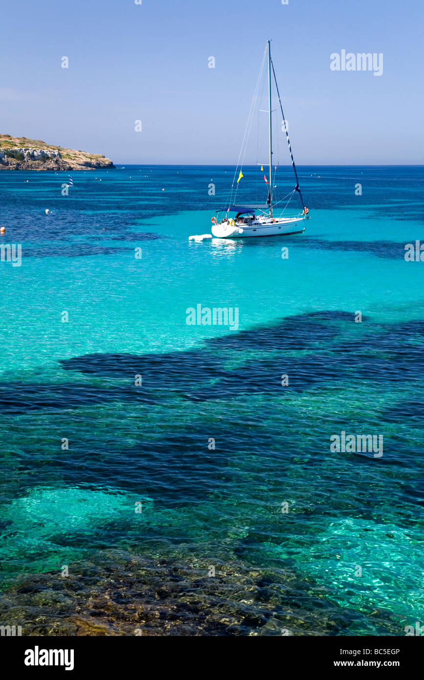 Barca a vela. Cala Blava. Isola di Maiorca. Isole Baleari. Spagna Foto Stock