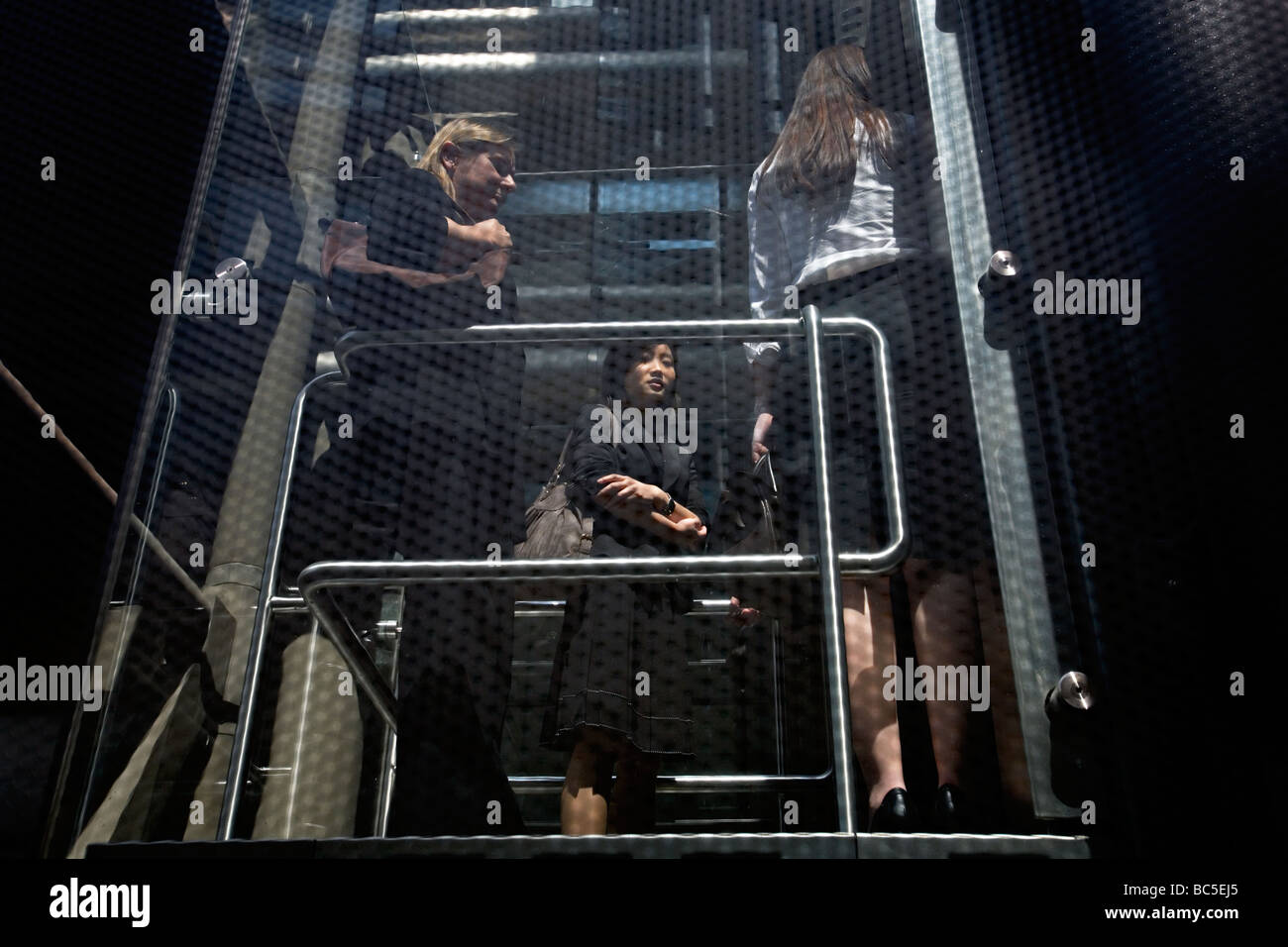 Gli impiegati in un ascensore presso la Lloyds edificio nella città di Londra Foto Stock
