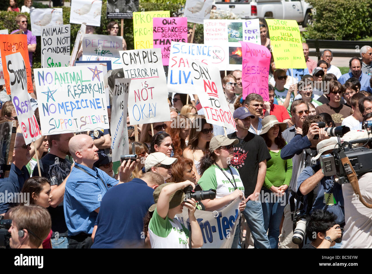 I partecipanti di un pro rally di ricerca presso la UCLA difendere l'uso degli animali nella ricerca biomedica sulla Giornata della Terra. Foto Stock