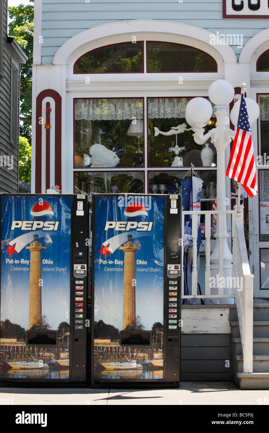 Due distributori automatici di bibite analcoliche Pepsi Cola, isola di vendita all'aperto di Put in Bay, Ohio, Stati Uniti, primo piano nessuno foto verticale ad alta risoluzione Foto Stock