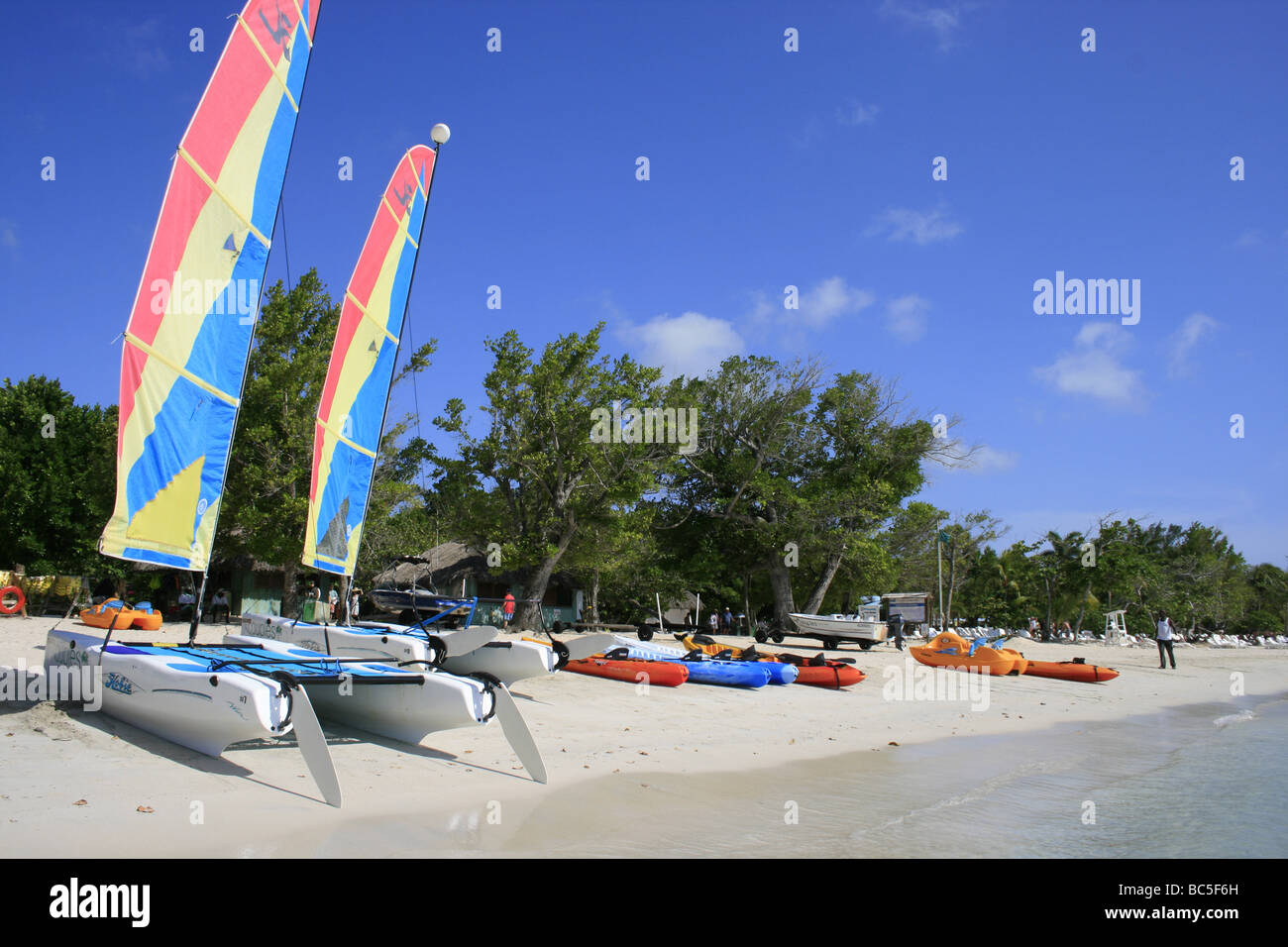 Catamarani a vela e kayak su Bloody Bay beach Negril Foto Stock