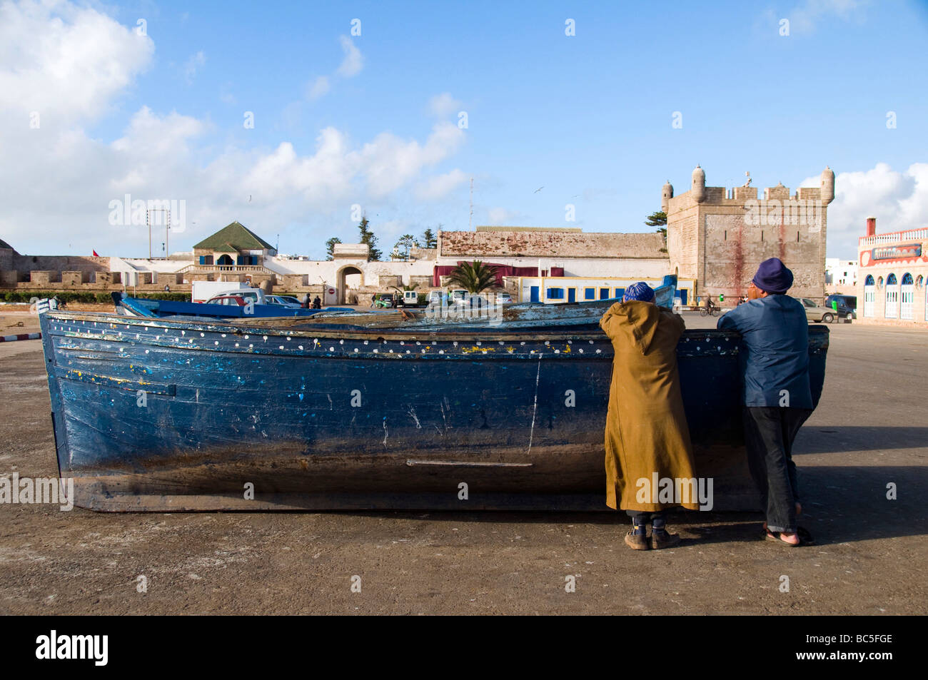Essaouira marocco porta fortezza fort barca port du skala skala cittadella antica architettura unesco africa uomini africani nativi loc Foto Stock