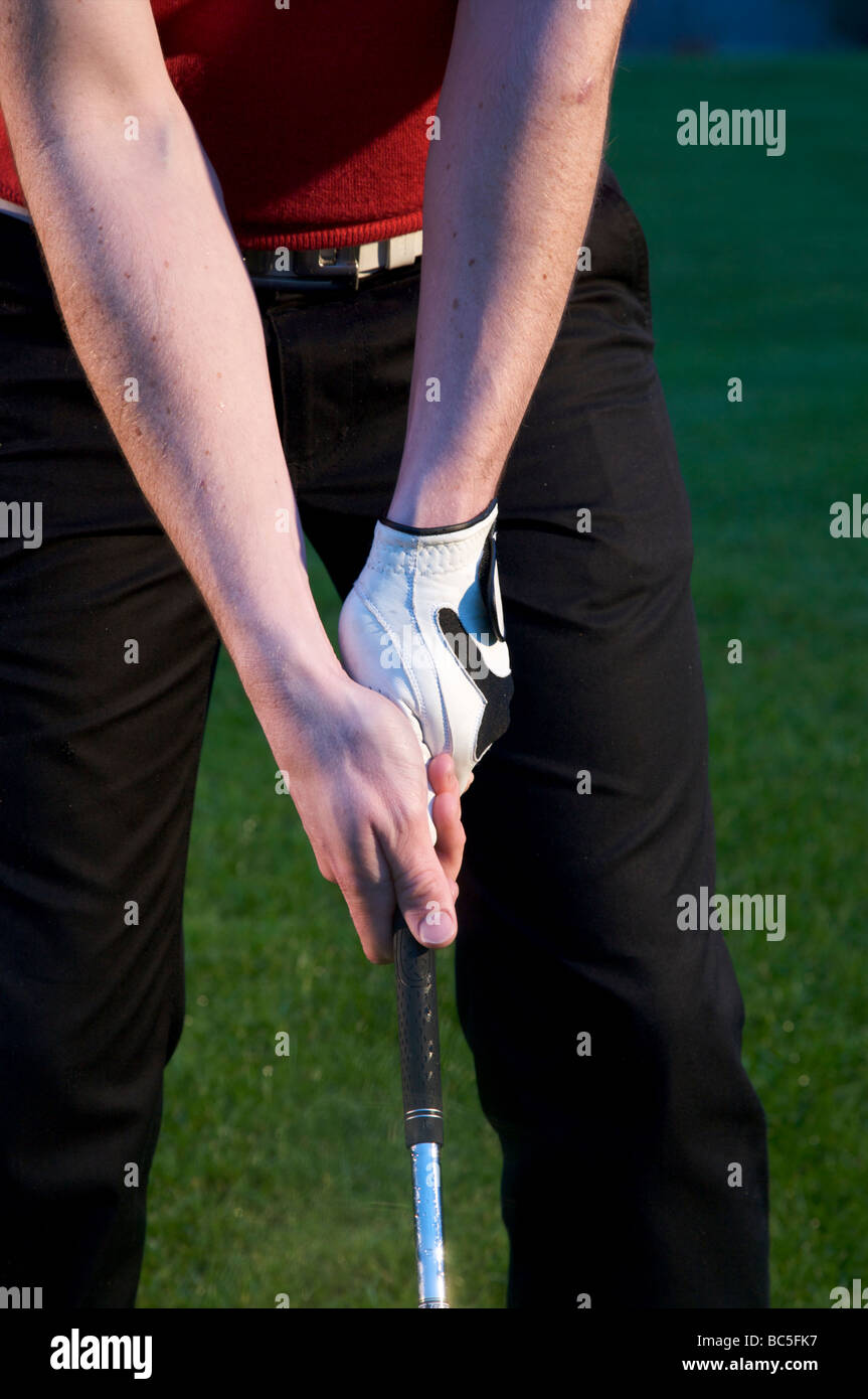 Il Golfer mostra una corretta presa del club Foto Stock