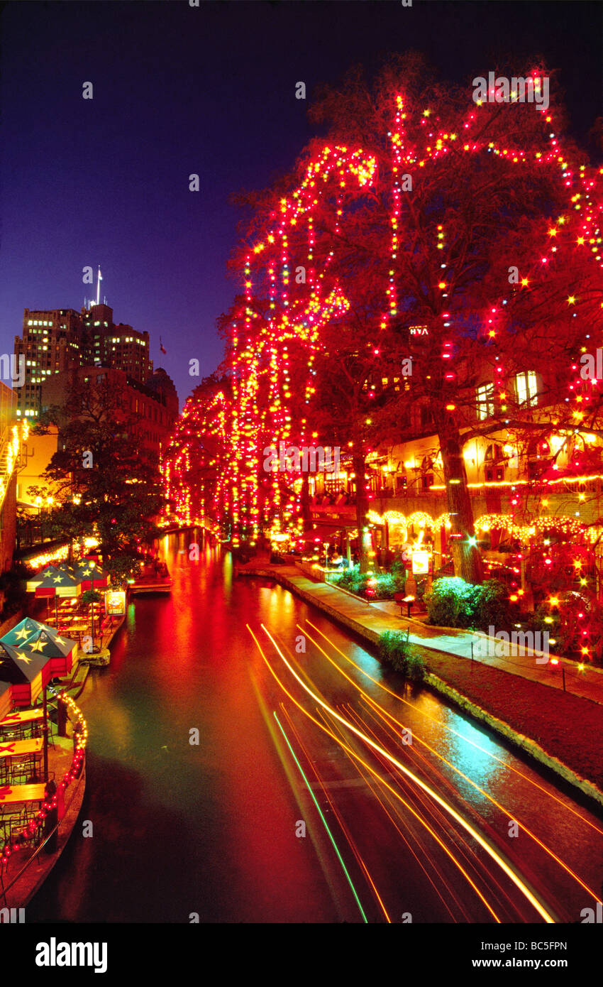 Le luci di Natale al Paseo del Rio Riverwalk in San Antonio Texas USA Foto Stock