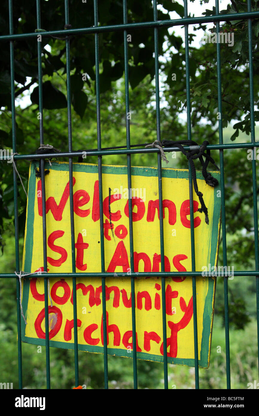 Un segno a St Ann della comunità di Orchard. St Ann's, Nottingham, Inghilterra, Regno Unito Foto Stock